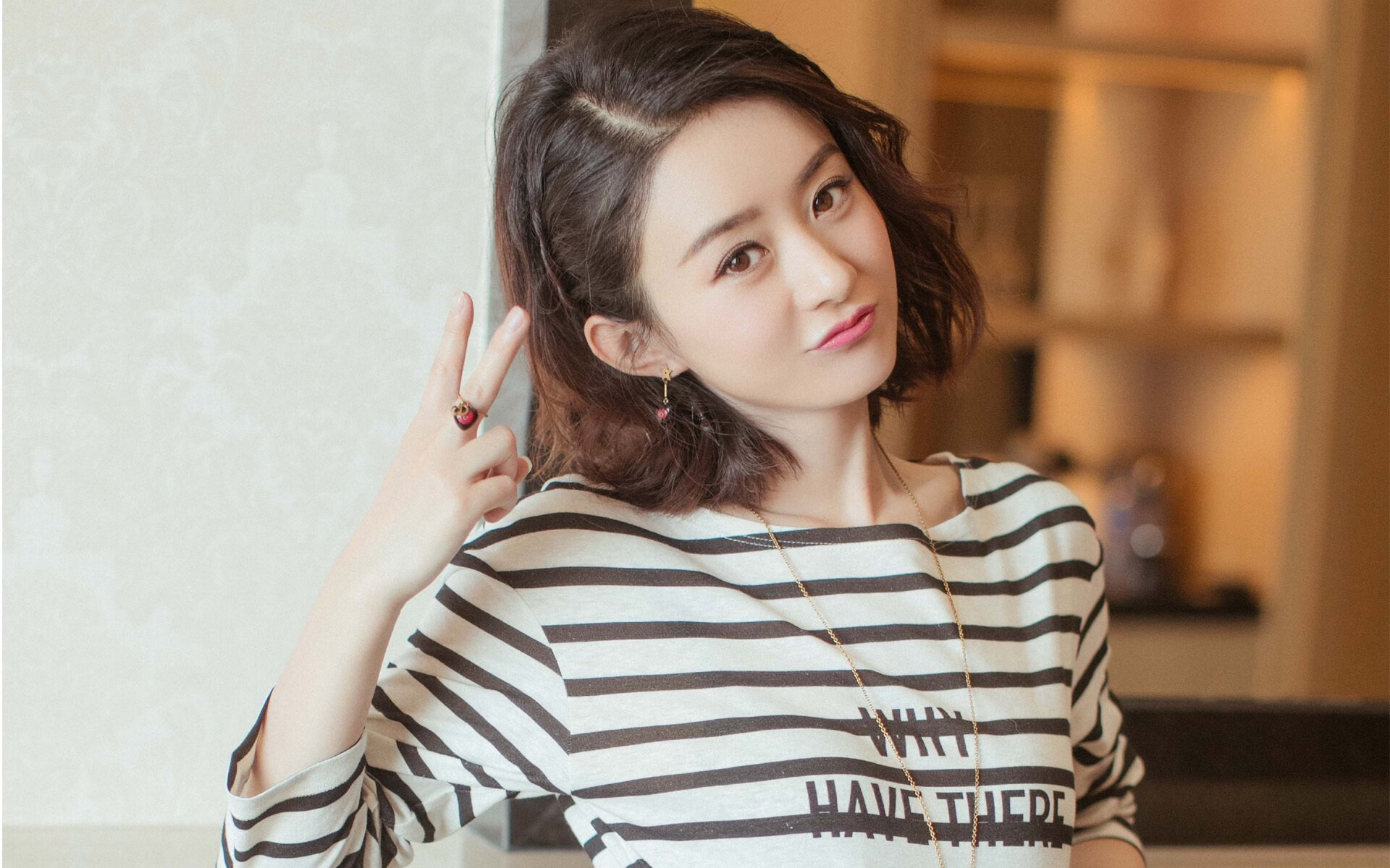 恩比德空中接力暴扣点燃七六人主场,恩比德空接爆扣雷霆万钧 连扣带罚确立最终胜局